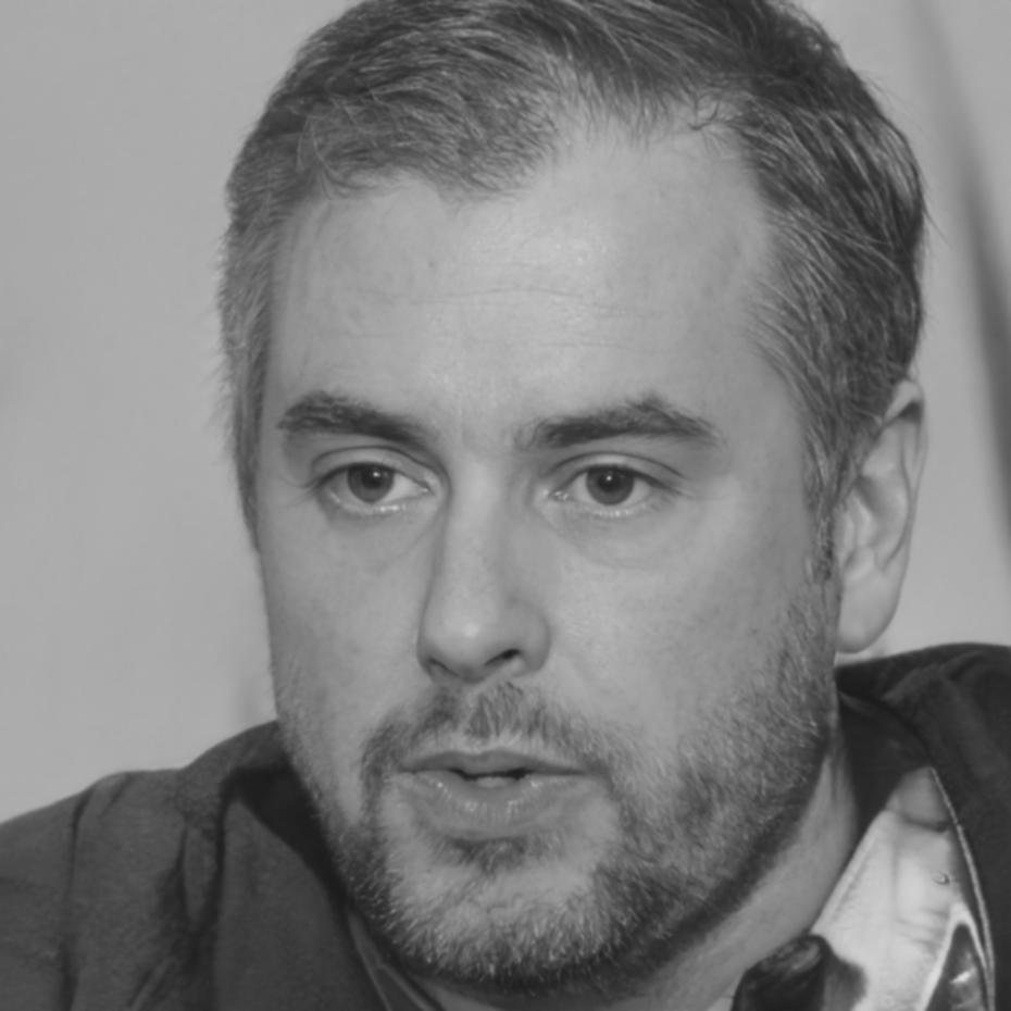 Conseiller financier aidant un client avec son budget