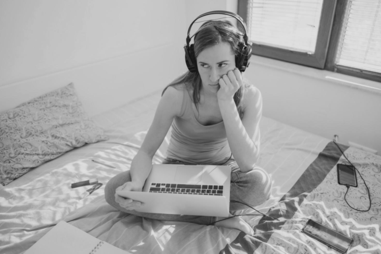 Professionnel analysant des données budgétaires sur ordinateur